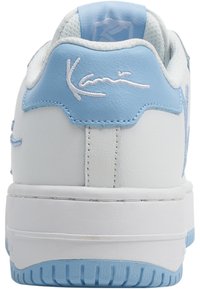 Witte sneaker met lichtblauwe accenten. Glad leer bovenwerk met handtekeningdetail op de hiel, gevoerde kraag en getextureerde rubberen zool.