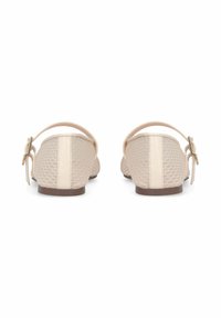 Paire de chaussures plates en maille beige avec brides à la cheville et boucles dorées, vues de dos sur fond blanc.