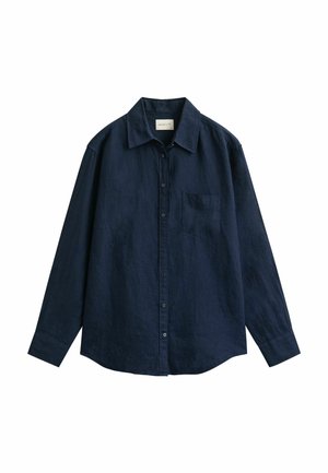 Marineblauw overhemd met lange mouwen, knopenrij, kraag en borstzak, plat uitgestald op een witte achtergrond.