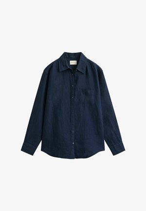 Chemise bleu marine à manches longues avec col et poche poitrine, exposée à plat sur un fond blanc.