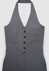 Gilet grigio su misura con collo all'americana, quattro bottoni neri e due tasche orizzontali a filetto sul davanti, parte di un completo coordinato.