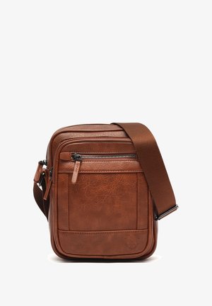 Bolso bandolera de cuero marrón con bolsillo frontal con cremallera, correa de tela ajustable y logo en relieve en la esquina inferior derecha.