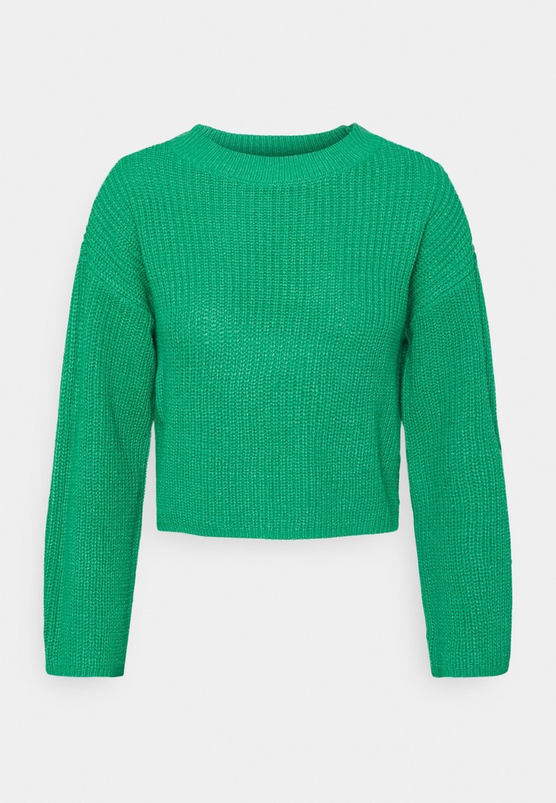 Pull en maille vert à manches longues, col rond et coupe légèrement raccourcie et carrée sur un fond clair uni.