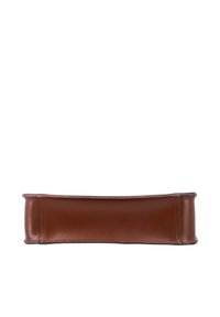 Borsa a mano in pelle marrone posata in piano che mostra la base rettangolare con cuciture visibili su sfondo bianco.
