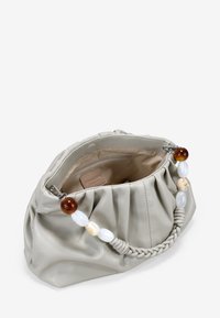 Bolso de cuero gris con un diseño fruncido y asa trenzada. Presenta cuentas decorativas en varios colores. Se cierra con una cremallera. El interior está forrado.