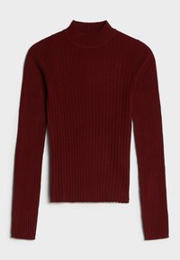 Pull à col roulé côtelé bordeaux avec manches longues, texture douce, coupe ajustée et ourlet légèrement raccourci. Aucune fermeture visible.