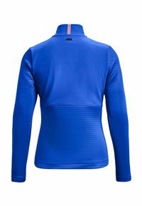 Blå långärmad träningsjacka med hög krage, strukturerad ribbning på ärmarna och nedre delen av ryggen, samt ett rött band på baksidan av kragen.