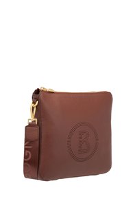 Hnědá kožená crossbody taška s texturovaným povrchem, zlatým zipem a perforovaným kruhovým logem. Nastavitelný popruh s detailem značky.