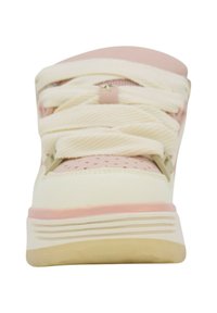 Calzature con una tomaia color crema e accenti rosa, in rete testurizzata e design della suola chunky. Punta arrotondata con un sistema di lacci prominente.