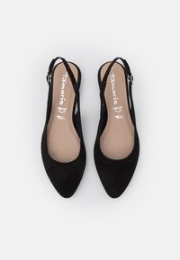 Svarta mocka slingback-skor med spetsig tå, försedd med en smal ankelrem och slät innerfoder. Varumärkeslogotyp synlig på innersulan.