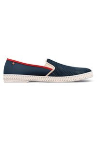 Marine slip-on schoen met een gestructureerde mesh bovenkant, een rode accentrand rond de opening en een witte patroonzool. Lichtgewicht en casual ontwerp.