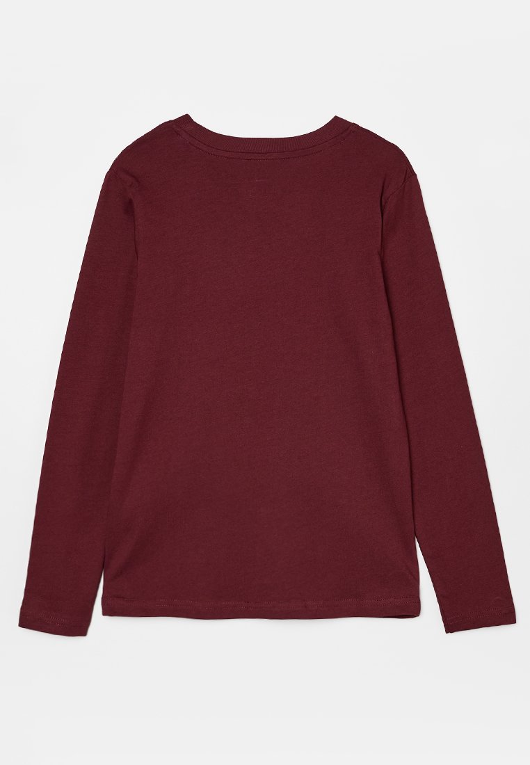 Camisa de manga larga de corte recto con cuello redondo en un sólido color rojo oscuro, vista desde atrás sobre un fondo blanco.