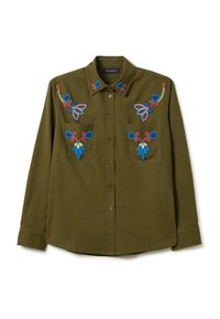 Olijfgroen langemouwen shirt met knoopsluiting, twee borstzakken en blauw, rood en wit bloemborduurwerk op de zakken, schouders en kraag.