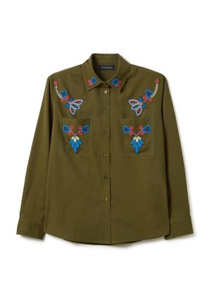 Camicia a maniche lunghe verde oliva con bottoni frontali, due tasche sul petto e ricami floreali blu, rossi e bianchi sulle tasche, sulle spalle e sul colletto.