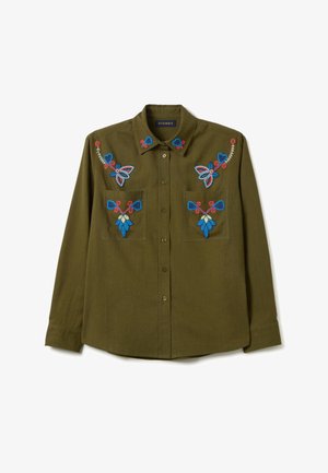 Camicia a maniche lunghe verde oliva con bottoni frontali, due tasche sul petto e ricami floreali blu, rossi e bianchi sulle tasche, sulle spalle e sul colletto.