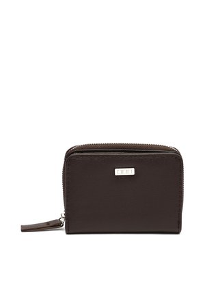 Cartera compacta marrón oscuro de cuero con cremallera, superficie texturizada y pequeña placa plateada con logo en el frente.