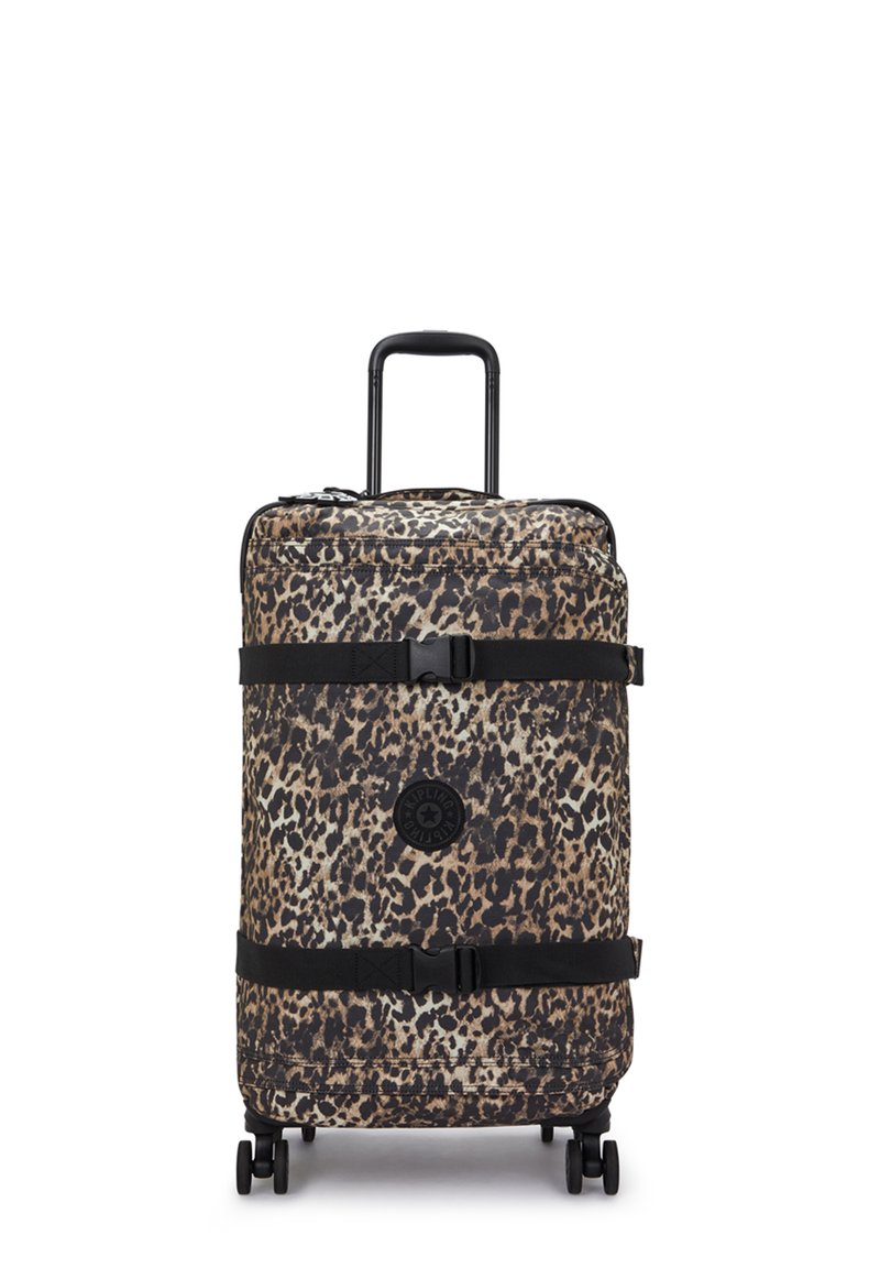 Maleta rodante con un diseño de estampado de leopardo, correas negras y un logo circular. El material es duradero y las ruedas son suaves para un transporte fácil.