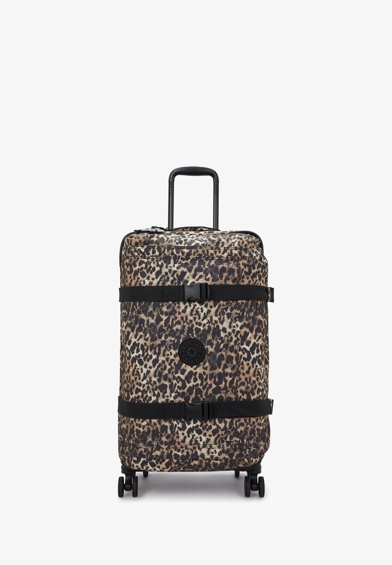 Valise à roulettes avec un motif léopard, des sangles noires et un logo circulaire. Le matériau est durable et les roues sont lisses pour un transport facile.