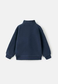 Marineblauwe fleece sweatshirt met een hoge kraag, een losse pasvorm, ingezakte schouders en ribgebreide manchetten en onderrand. Zachte textuur en minimalistisch design.