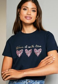 Lipsy REGULAR FIT ROUND NECK WEAR IT WITH LOVE  - Tricou cu imprimeu - navy blue heart