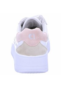 Hvit sneaker med en rosa og beige suedefot. Har en teksturert hvit såle og en 'CI'-logo bak.