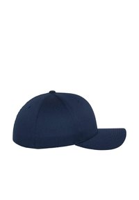 Marineblauwe pet met een ronde kroon, een gebogen rand en ventilatiegaten bovenop. Gemaakt van een gladde stof met een gestikte afwerking.