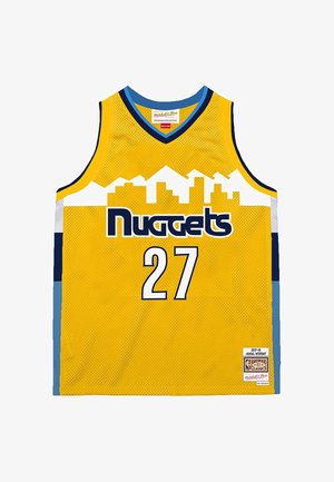 Camiseta de baloncesto amarilla con "Nuggets" en azul, número "27" en blanco, con diseño de paisaje montañoso. Hecha de tela de malla con acentos multicolor.
