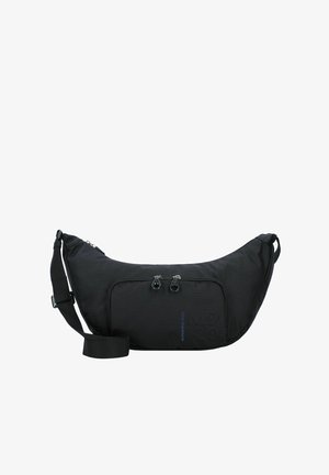 Bolsa de mano de nylon negro con un diseño curvado, dos compartimentos con cremallera, correa ajustable y logo grabado en la parte frontal.