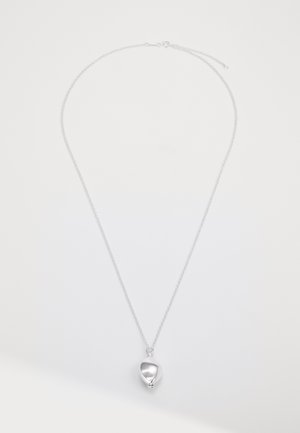 Ασημένιο κολιέ με ένα λείο, κρεμαστό στοιχείο σε σχήμα δάκρυ, με μια λεπτή αλυσίδα και απλό κούμπωμα. Λάμψη υψηλής ποιότητας με μινιμαλιστικό σχέδιο.