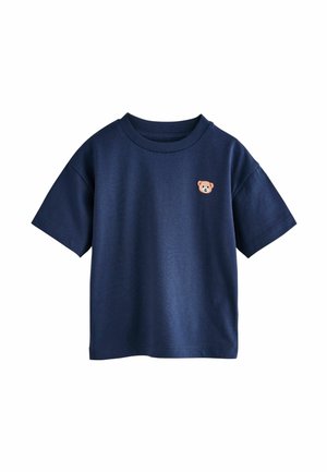 Tricou bleumarin cu mâneci scurte și decolteu rotund, cu față mică de ursuleț brodată pe partea stângă a pieptului.