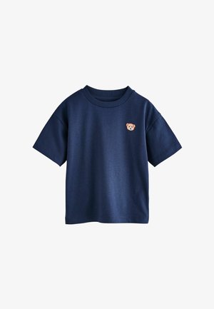 Navyblauw T-shirt met korte mouwen, ronde hals en een kleine geborduurde teddybeer op de linkerborst.