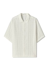 Camicia bianca a maniche corte con un motivo a quadri testurizzato, chiusura con bottoni, tessuto morbido e colletto classico.