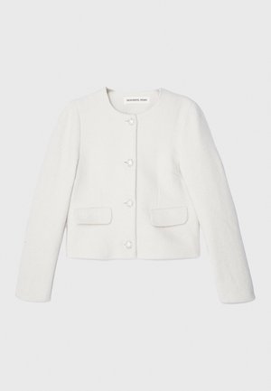Hvid cropped jakke lavet af tekstureret stof, med rund halsudskæring, lange ærmer, to forlommer og dekorative knapper.