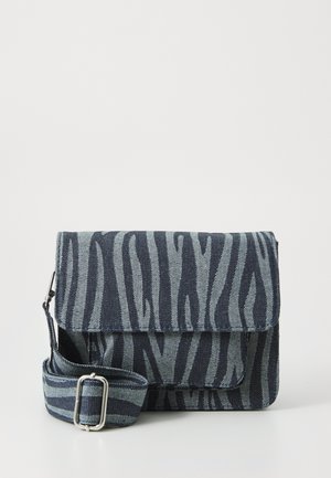 Kryssbody-veske med zebra-mønster i mørkeblå og lyseblå, med klaffelukking og justerbar stropp. Strukturert denim-materiale.