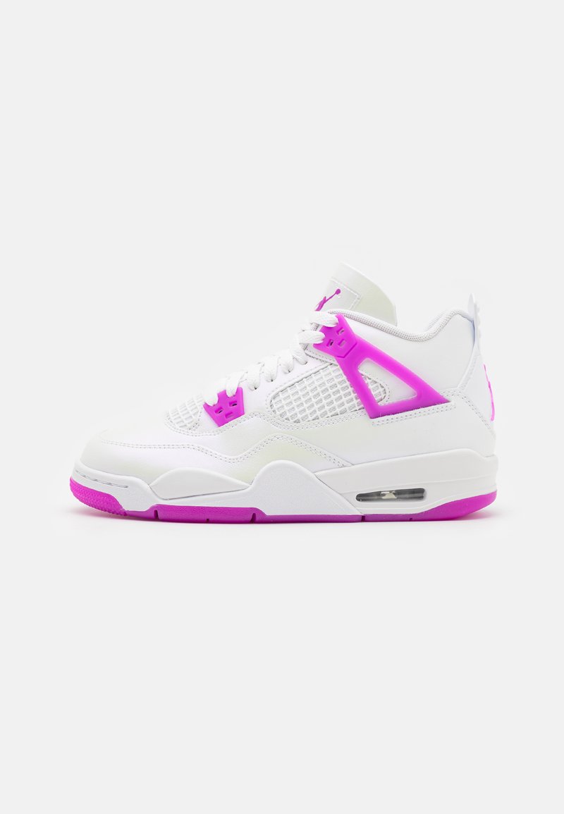 Sneaker atletica bianca con pannelli in mesh, accenti viola, colletto imbottito e un'unità d'aria visibile nella suola. Presenta un design con lacci.