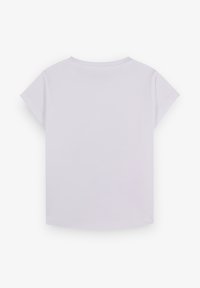 Camiseta de algodón blanca con mangas cortas y escote redondo. La parte posterior presenta una textura simple y suave sin detalles visibles ni patrones.