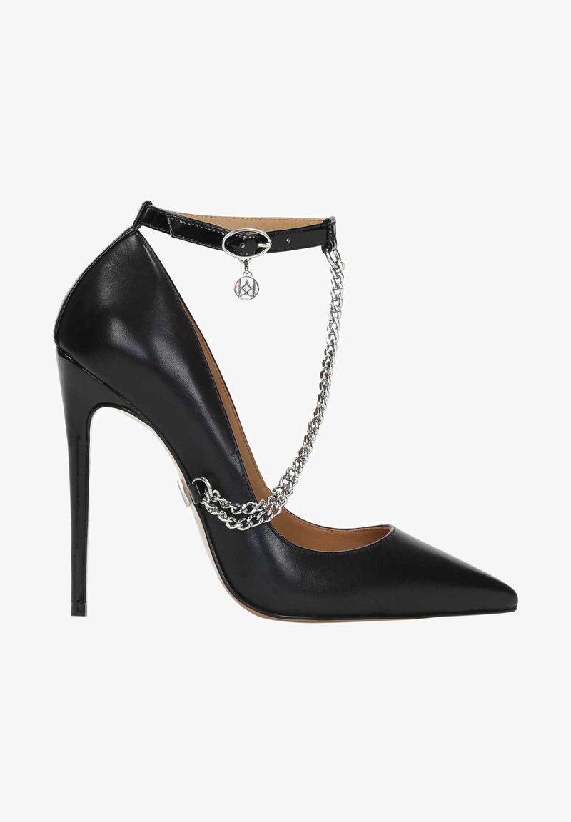 Escarpin à talon stiletto en cuir verni noir avec bout pointu, bride à la cheville et détail de chaîne argentée reliant la bride à l'avant de la chaussure.