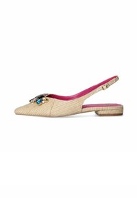 Scarpe slingback beige con una tomaia in tessuto texturizzato, punta affusolata e un'ornamentazione decorativa in gioiello. Fodera interna rosa e tacco piccolo.