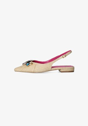 Scarpe slingback beige con una tomaia in tessuto texturizzato, punta affusolata e un'ornamentazione decorativa in gioiello. Fodera interna rosa e tacco piccolo.