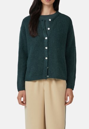Dunkelgrüne, gestrickte Strickjacke mit rundem Halsausschnitt, langen Ärmeln und sechs großen, weißen Knöpfen auf der Vorderseite. Weiches Material mit gerippter Textur.