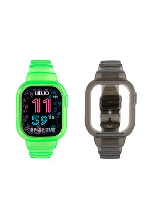 Deux montres intelligentes rectangulaires côte à côte ; à gauche vert vif avec affichage numérique de l'heure, à droite gris fumé transparent avec bracelet vide.