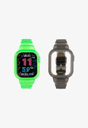 Dos relojes inteligentes rectangulares uno al lado del otro; el de la izquierda verde brillante con pantalla digital de hora, el de la derecha gris ahumado con banda transparente vacía.
