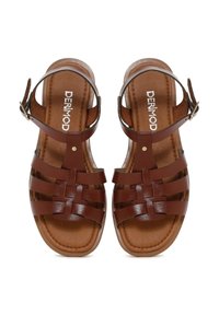 Sandali in pelle marrone con fasce intrecciate, una cinghia alla caviglia e una soletta imbottita. Presentano una texture liscia e bordi arrotondati.