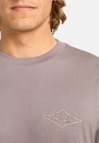 Billabong CRAYON WAVE - Camiseta estampada - dusty purple