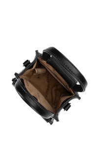 Sac en cuir noir avec un design structuré, deux poignées courtes et un intérieur beige comportant un motif subtil. Le dessus ouvert révèle de l'espace à l'intérieur.