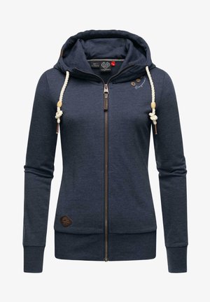 Granatowa bluza z kapturem na zamek, charakteryzująca się teksturowanym materiałem, sznurkami w stylu linowym oraz brązową naszywką z logo w pobliżu dolnej krawędzi.