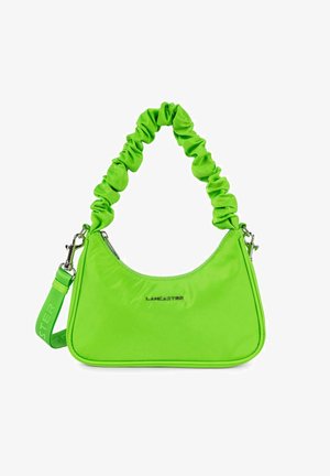 Sac à épaule en nylon vert avec une poignée froncée, fermeture éclair argentée et détail de logo. Présente une texture lisse et une forme géométrique.