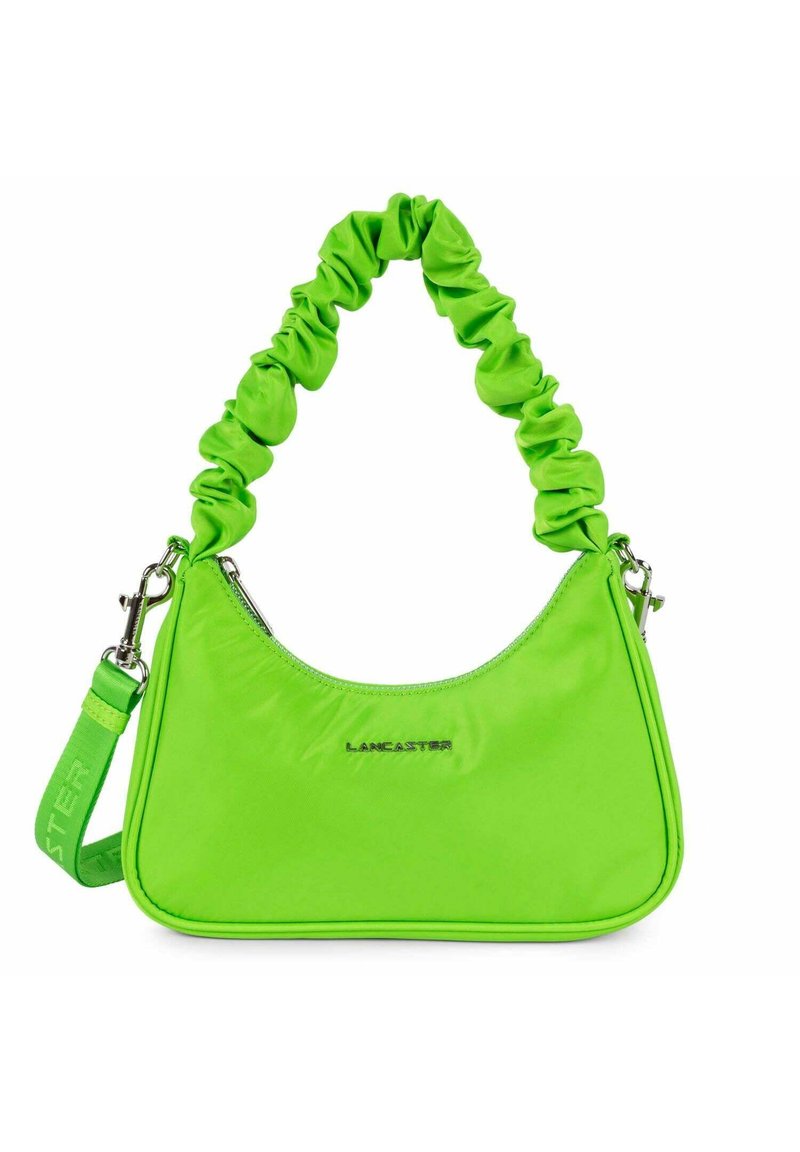 Sac à épaule en nylon vert avec une poignée froncée, fermeture éclair argentée et détail de logo. Présente une texture lisse et une forme géométrique.