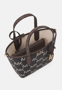 Borsa a tote Michael Kors marrone e nera con logo "MK" su tutta la superficie, manici doppi marroni, charm del logo dorato e interno beige sfoderato.