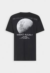 Schwarzes Baumwoll-T-Shirt mit einem großen weißen Mondmotiv auf der Rückseite, mit dem Text "See You on the Other Side" und "NIGHT ADDICT Live Tour."